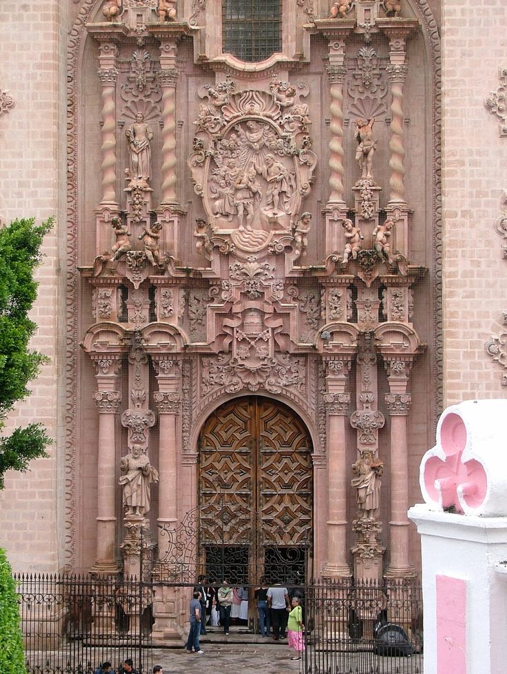 Absolutely mesmerized by the intricate beauty of Santa Prisca Church in Taxco. This 18th-century Baroque masterpiece, built from pink stone, is a true architectural marvel with its elaborate facade and rich history.