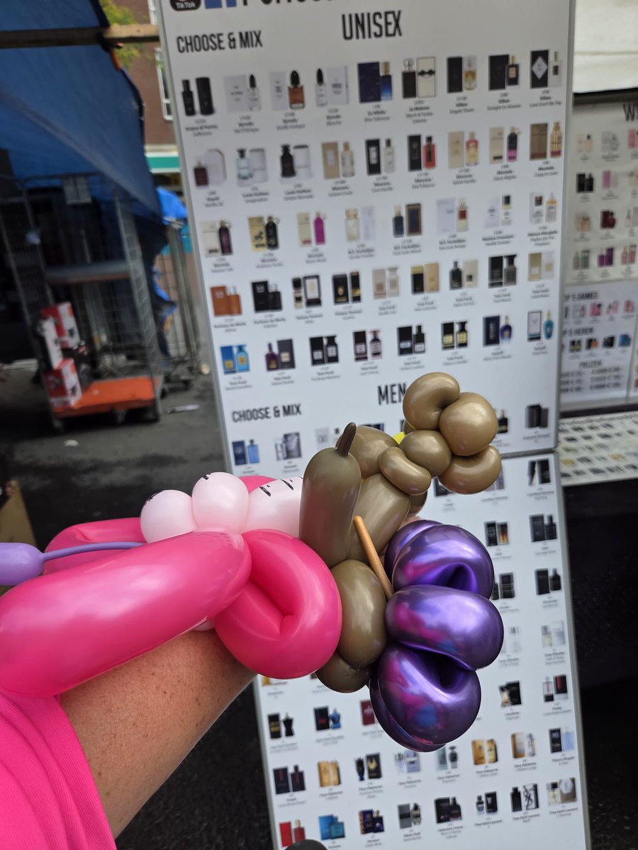 Vandaag, zaterdag 30 augustus 2025, waren wij te gast met onze Ballonnen Dame op de Dappermarkt in Amsterdam. Vele jaren achter elkaar is ze hier al te gast en elke keer een succes. Met haar kleurrijke ballonnen trok ze direct de aandacht van jong en oud.