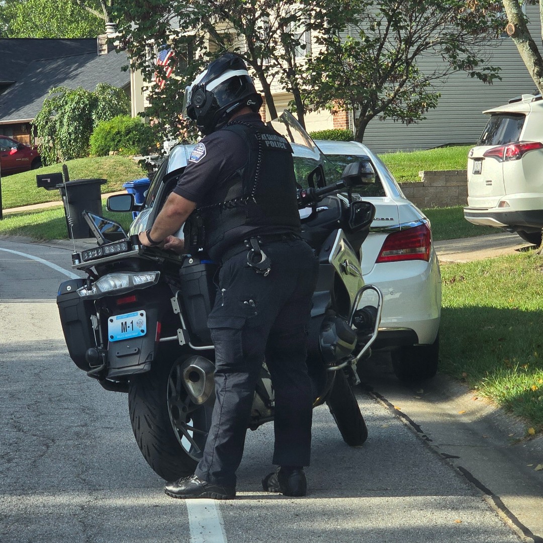 LakeStLouisPD's tweet image. 🚨🏍️💨
When our motorcycle officers light you up, it’s not because they like the flashing lights—it’s because they spotted something unsafe.

✅ Buckle up
✅ Slow down
✅ Drive safe

#MotorUnit #DriveSafe #TwoWheelsFourReasonsToStop