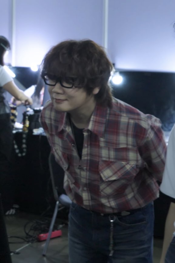 사진 찍을 때 뒷짐지고 수그리는 거 너무너무너무 좋지