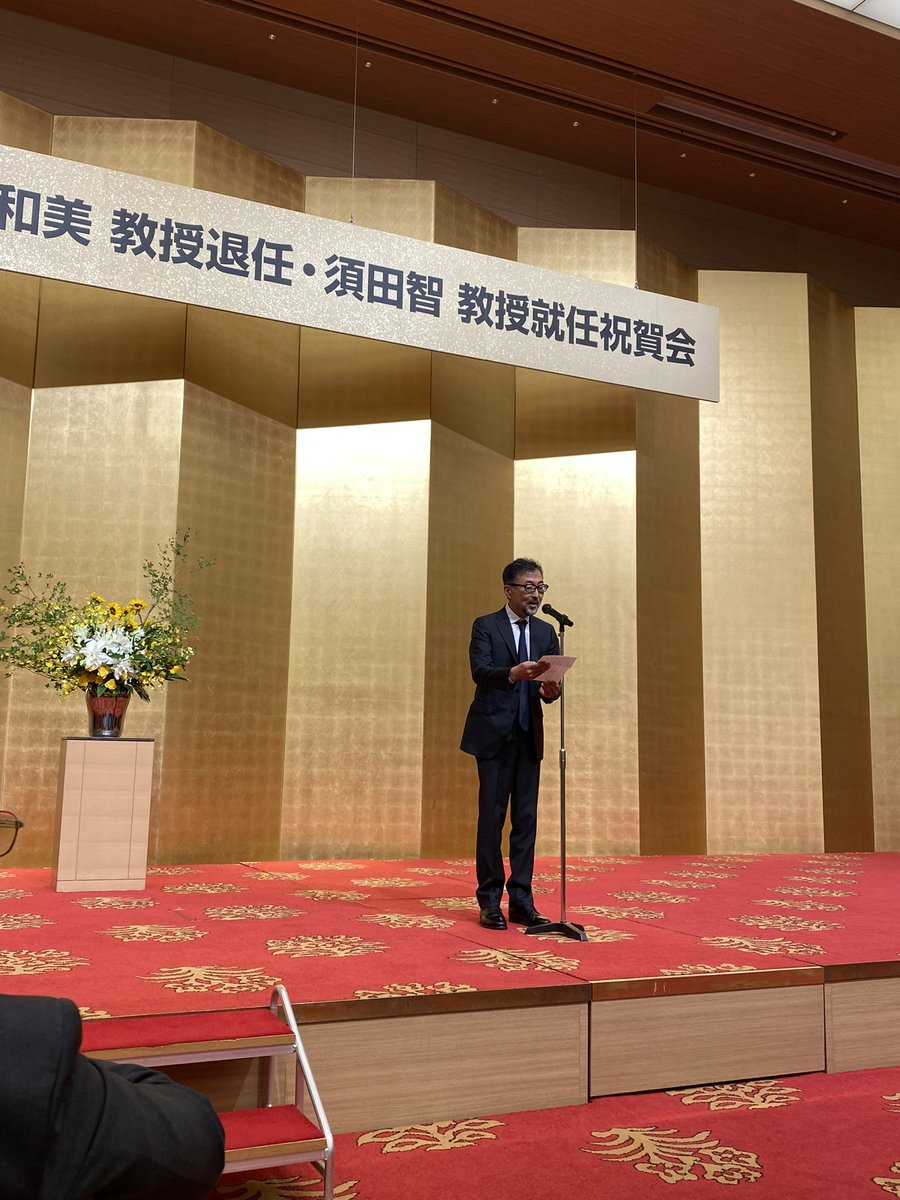 井口教授と坂井医局長､参加なう！業界の皆さんと熱く暑く懇親の様子です。