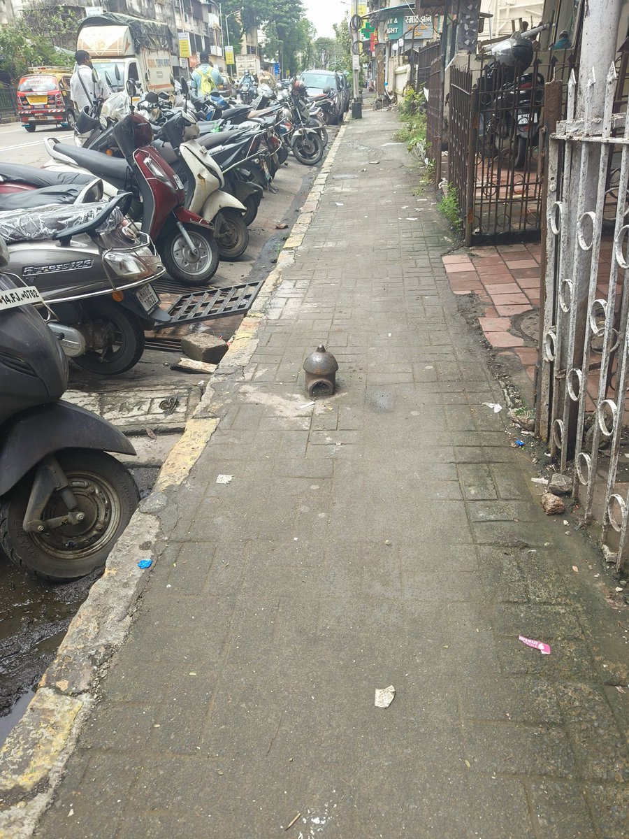 Itwitfirst's tweet image. महिम परिसरातील फुटपाथच्या मधोमध लोखंडी खांब उभा आहे. त्यामुळे पादचारी, ज्येष्ठ नागरिक, लहान मुले आणि दृष्टीहीन व्यक्तींना अपघाताचा धोका आहे. रात्री वा पावसाळ्यात तो स्पष्ट दिसत नाही.outside union bank mori road mahim west 
@mybmc @mybmcwardGNorth