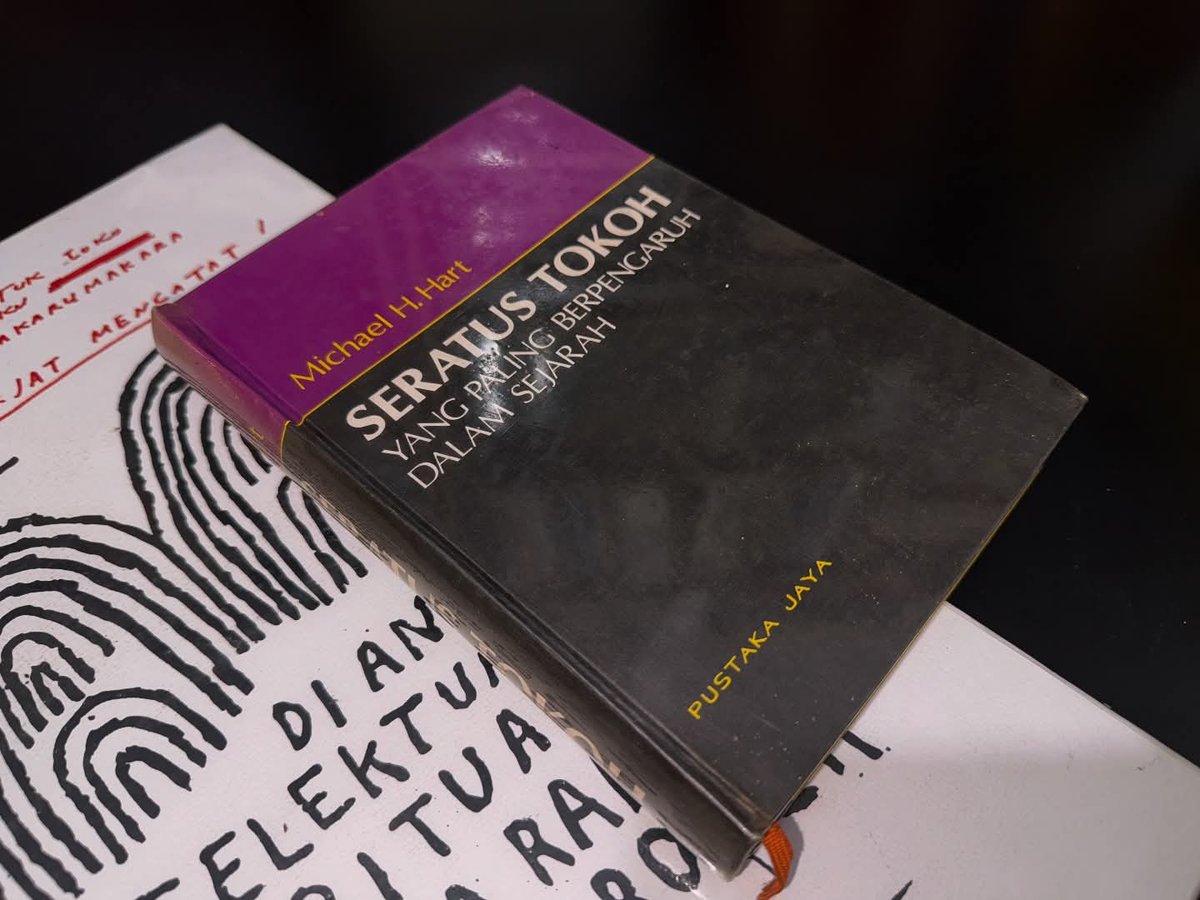 MakaruMakara's tweet photo. SERATUS TOKOH Yang Paling Berpengaruh Dalam Sejarah
Michael H. Hart 
Penerjemah: H. Mahbub Djunaidi
Pustaka Jaya, 1986
Hardcover
515 Halaman 
Rp. 75.000 https://t.co/m0eosylRoh