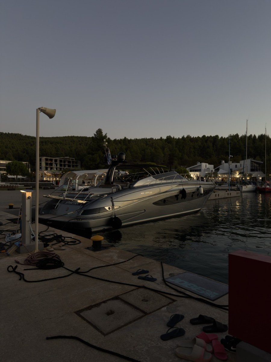 Филипче и муртинецот Ја паркираа 😀 да одржи некој прес за ден два се враќаат пак 😀😀😀