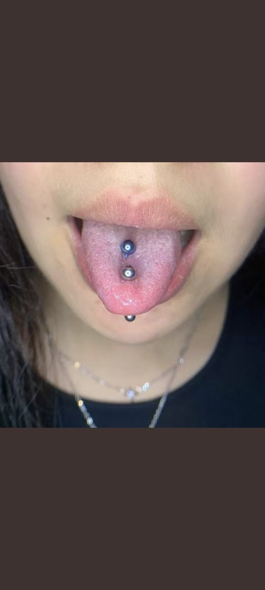 【骚货自曝】陈落芬，20岁，喜欢被陌生人羞辱评价，在外露出，希望大家射屏！合照射屏私信给我有骚货的裸照奖励！