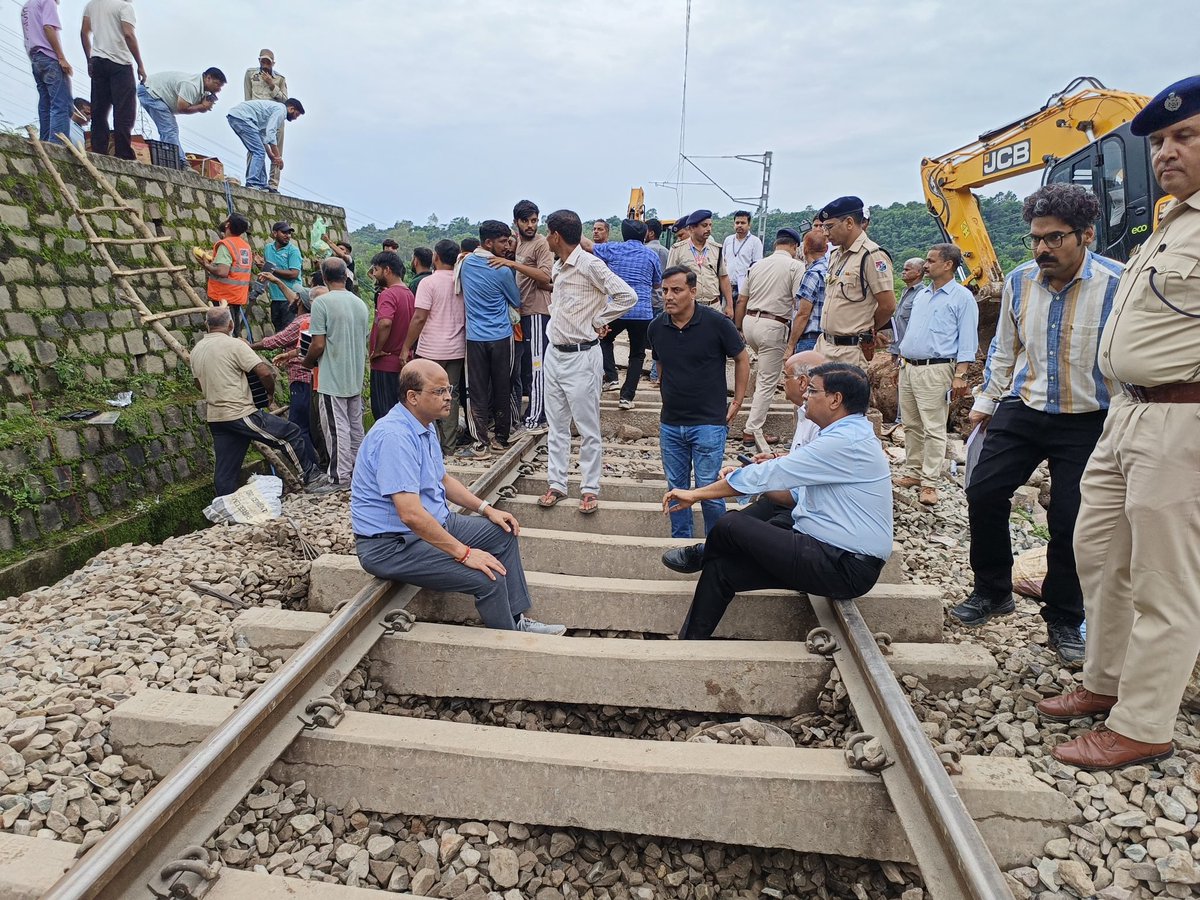 General Manager, Northern Railway, Shri Ashok Kumar Verma conducted an inspection of Br-163 between Martyr Captain Tushar Mahajan Udhampur-Katra section to review the progress of ongoing restoration work at the section. 

He was accompanied by Divisional Rail Manager/Jammu,