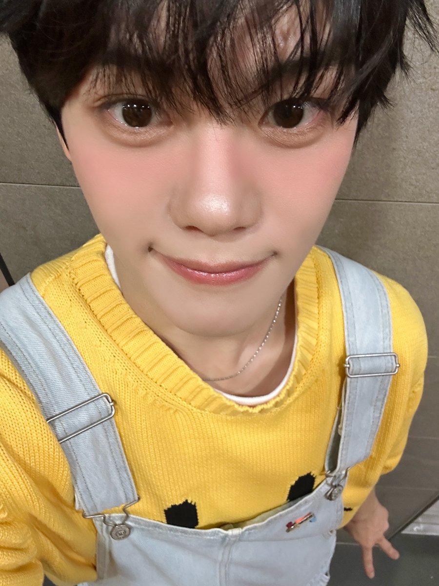 ZB1_official's tweet image. _𝗭𝗘𝗥𝗢𝗙𝗢𝗖𝗨𝗦

똑똑MC의 생일 파티에 오신 제로즈🥳🎈
맘껏 축하해 주세요🍰 선물은 제로즈면 충분해요💛

#ZEROBASEONE #ZB1 #제로베이스원 
#KIMGYUVIN #김규빈