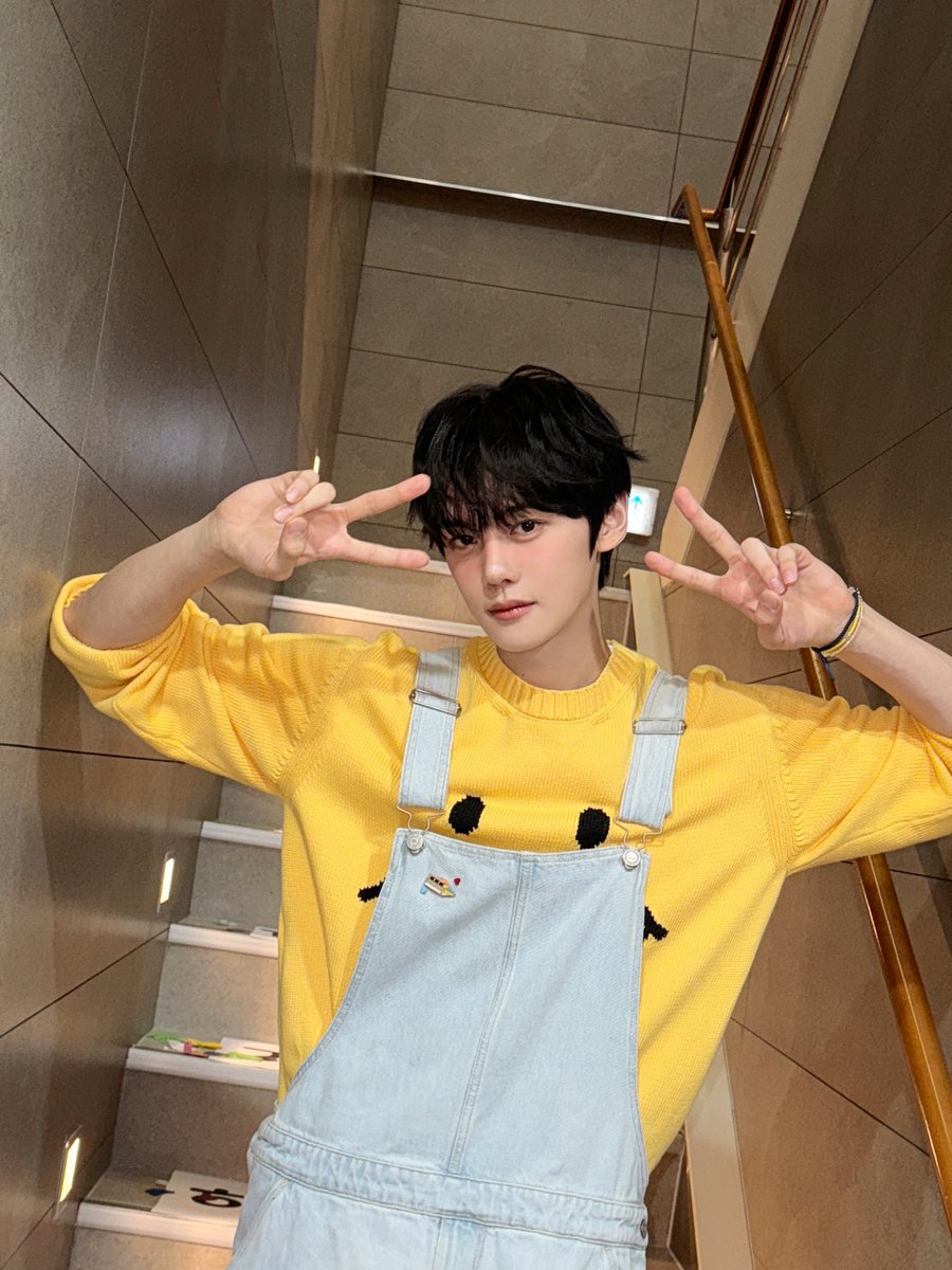 ZB1_official's tweet image. _𝗭𝗘𝗥𝗢𝗙𝗢𝗖𝗨𝗦

똑똑MC의 생일 파티에 오신 제로즈🥳🎈
맘껏 축하해 주세요🍰 선물은 제로즈면 충분해요💛

#ZEROBASEONE #ZB1 #제로베이스원 
#KIMGYUVIN #김규빈