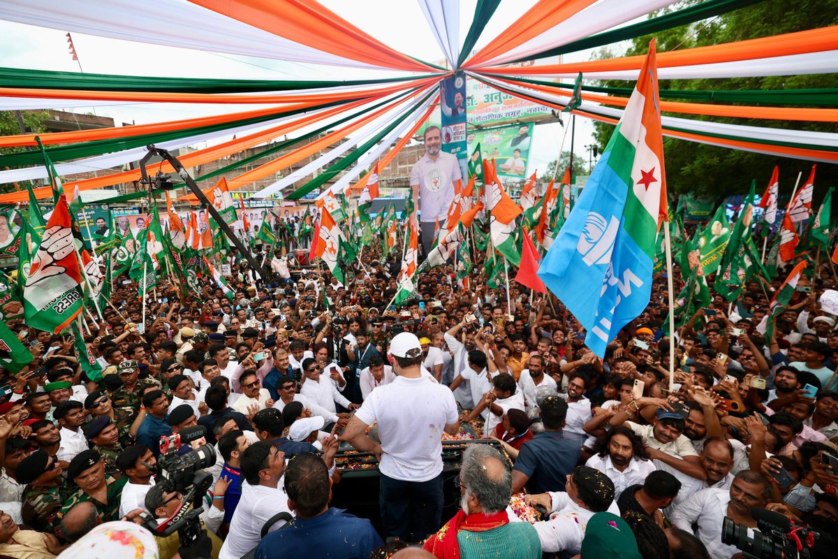 वोटर अधिकार यात्रा 🇮🇳

एक यात्रा- जिसने इतिहास रच दिया, बिहार को अपने अधिकारों के लिए लड़ने की ताकत दी।

एक यात्रा- जो बिहार के लोगों की हिम्मत बनी और यकीन दिलाया कि उनका वोट कोई नहीं छीन सकता। 

लेकिन... सवाल है-

आखिर 'वोटर अधिकार यात्रा' की जरूरत क्यों पड़ी?

बाबा साहेब के