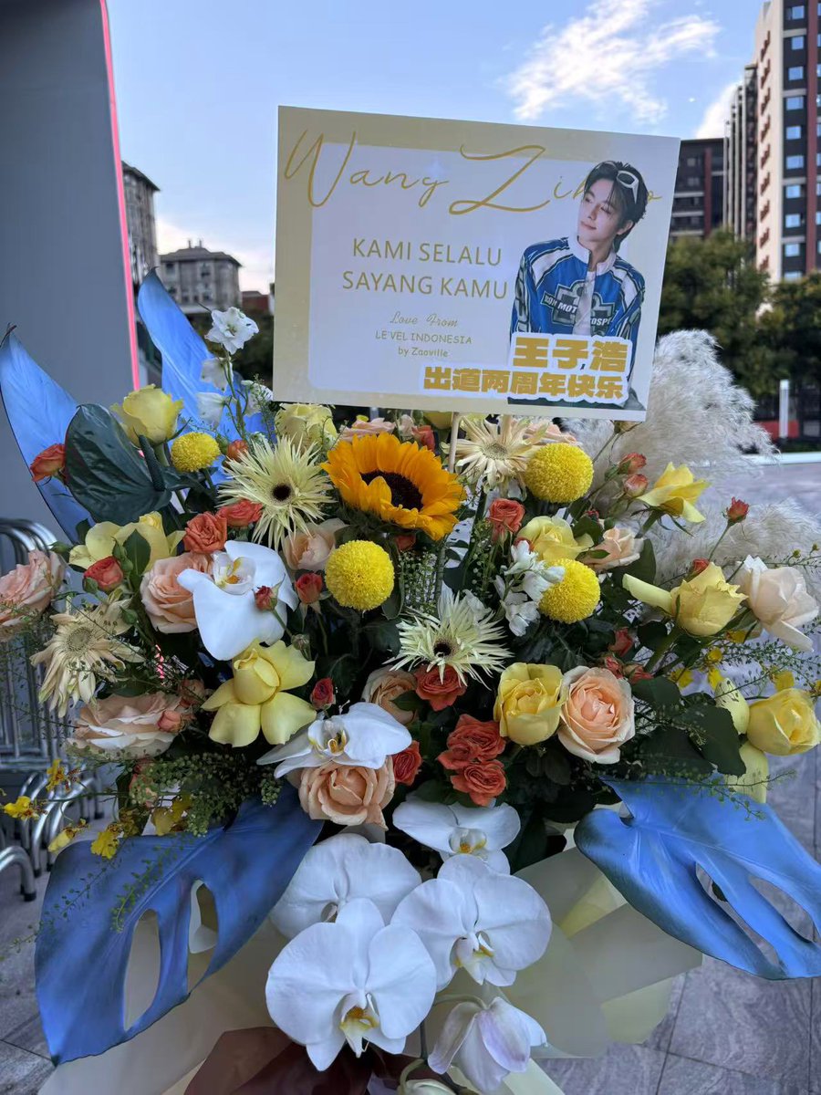 Stand Flower dari Zaoville untuk 2 tahun debut Wang Zihao / LE'V 🌻💛
Thanks for : <a href="/WZH_CHN_fanbase/">WANGZIHAO LE'V CHINA FANBASE</a>

2 YEARS WITH LE’V
#DoubleTheLoveWithLEV
#데뷔2주년팬미팅 #LEV_2nd_Anniversary_Fan_Meeting