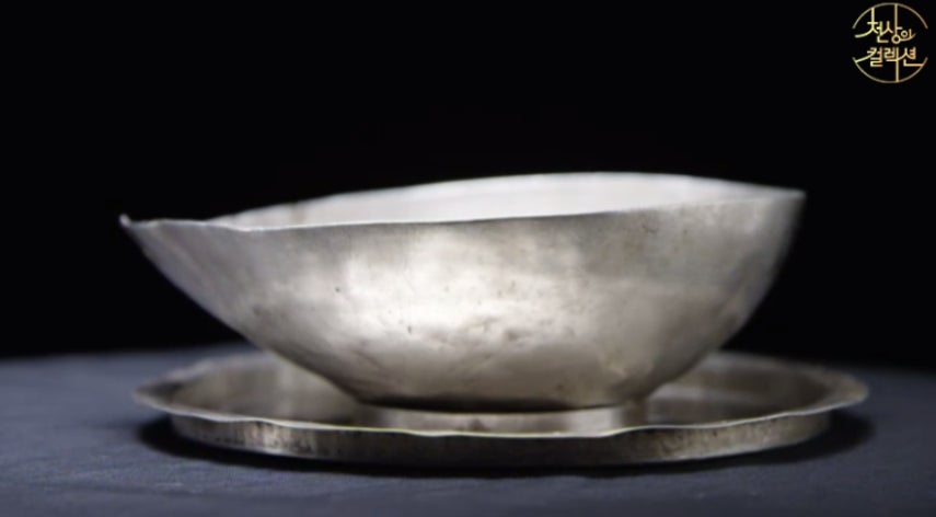 정철은 알콜중독로도 유명한데..
선조가 조그만 잔 내리고 이걸로 하루에 딱 세 잔만 먹으라고 했더니 망치로 두들겨 펴서(...) 이따구로 만든 미친놈임