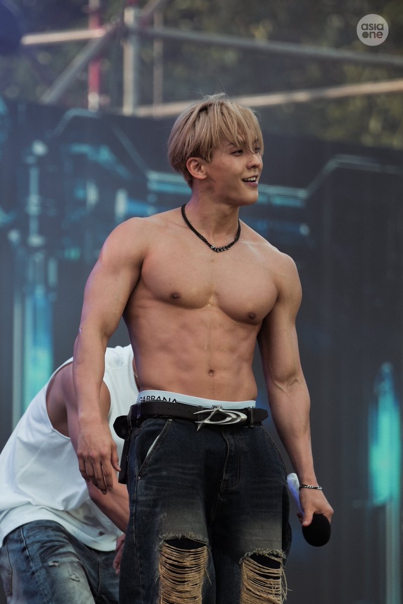 kbgmedia's tweet photo. #HUTA from #BTOB at Waterbomb Singapore 2025 https://t.co/A6BSBM82D7
