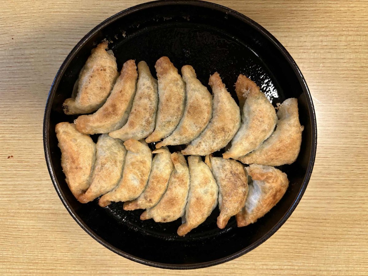 暑い日にキンキンに冷えたビール🍺を一杯、そして焼き餃子🥟を一緒に味わうなんて、本当に最高ですね✨
とても爽やかで美味しいですよね😊