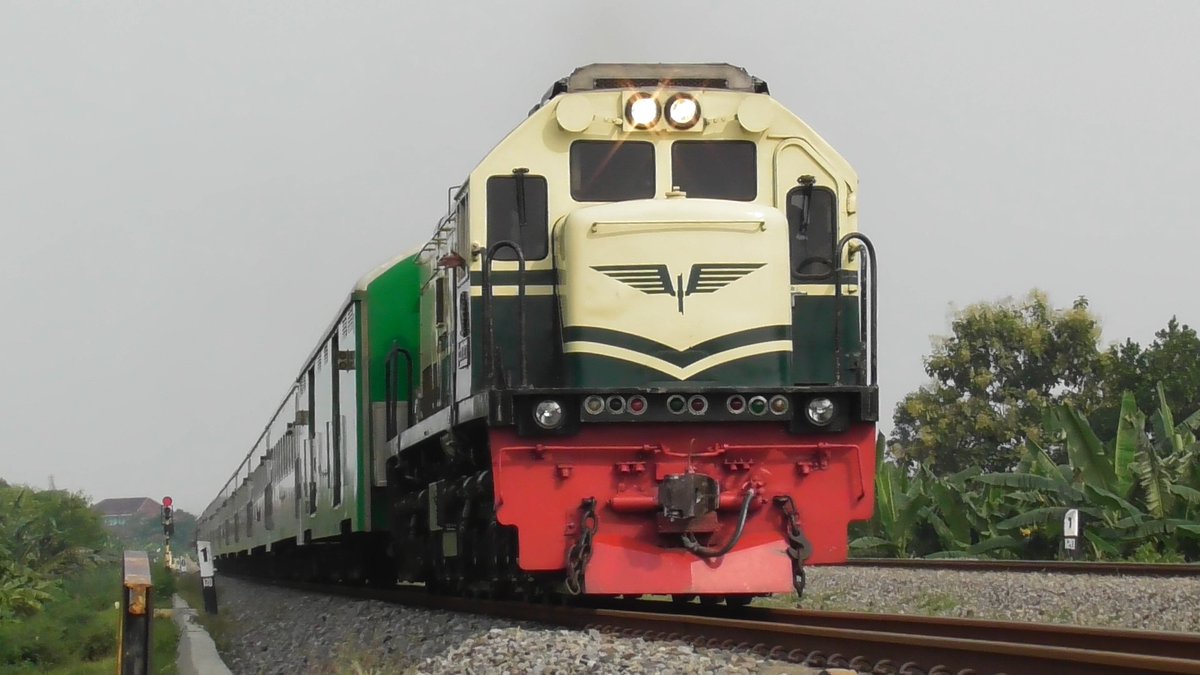 DaopNj's tweet photo. Ka 151 Brantas Dengan LokDin CC201 92 01 (91) JR Livery Vintage (PJKA)🔰Ber AC ❄💨Melintas Di Kali Kedung Banteng, Bogo, Nganjuk https://t.co/h5PKPLoMHG