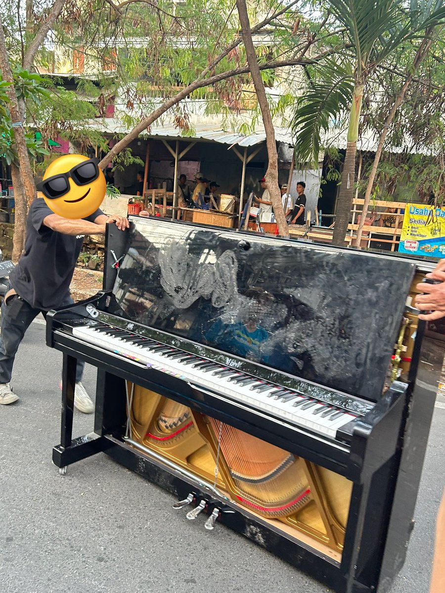 MiskinTV_'s tweet photo. Piano, Labubu, Sempak, Anggur https://t.co/kSdrKKjoVg