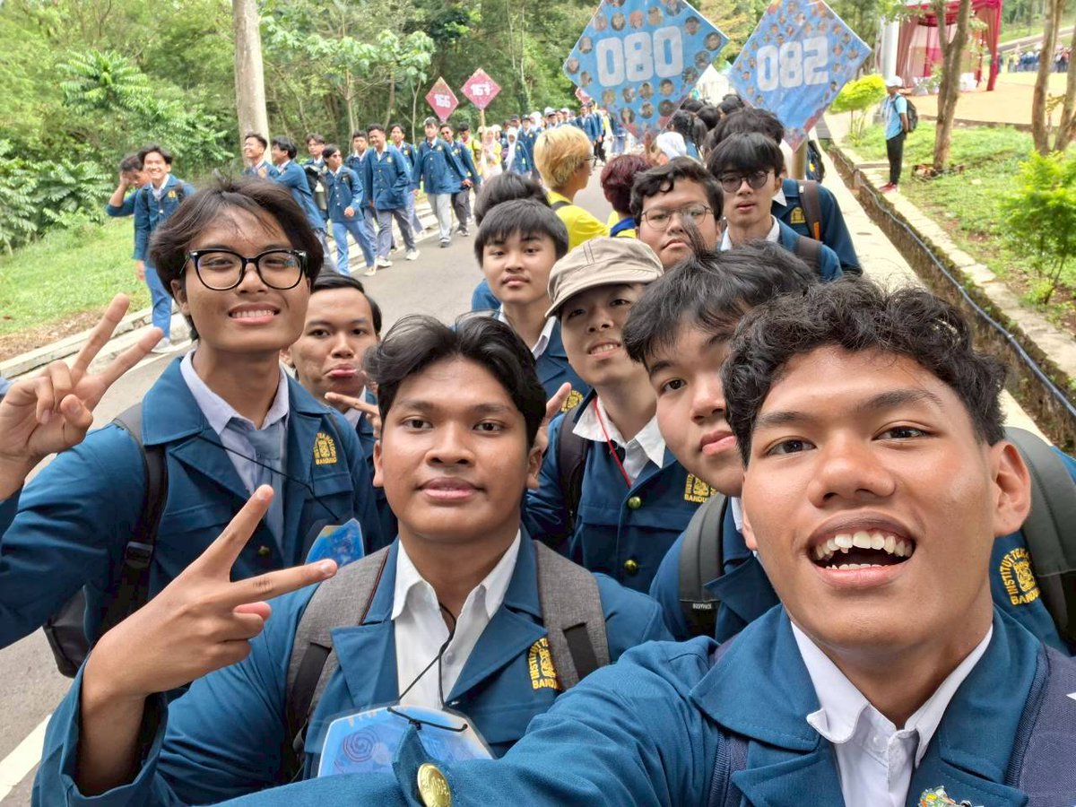 Karma10270220's tweet photo. last day OSKM. Akhir yang memuaskan, sempet panas banget tapi worth it. terimakasih keluarga 80.

teman baru: reynald, farrel, marko, ubay, farhan

#Day4MenjadiVenturions
#LifeLongLearner
#MengakarKuat
#OSKMITB2025
#KATITB2025 https://t.co/JO9zGzLVOK