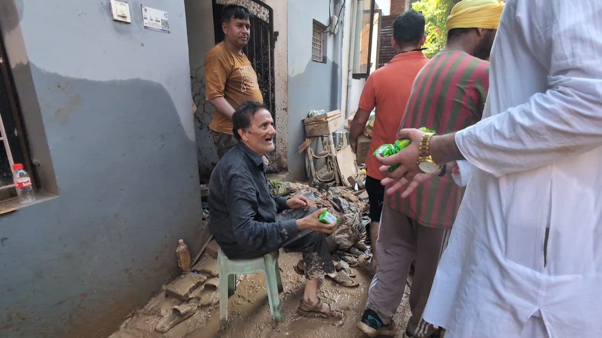 GulabBrigade's tweet photo. MGSB distributed food packets and water bottles to the flash flood affected people in Jammu under guidance of Chairman of the brigade Sh. Shivang Satya Gupta
#flashfood #JammuRains #jammukashmirfloods #jammukashmirlandslide https://t.co/Y2FZ25F0a1