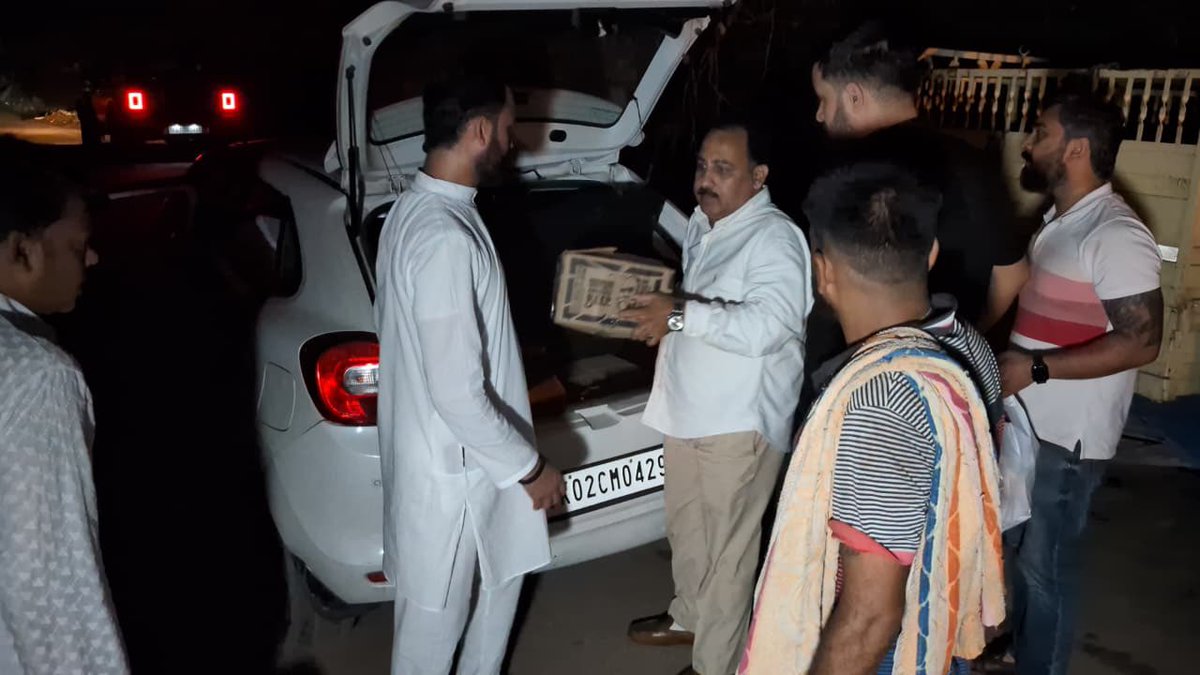 GulabBrigade's tweet photo. MGSB distributed food packets and water bottles to the flash flood affected people in Jammu under guidance of Chairman of the brigade Sh. Shivang Satya Gupta
#flashfood #JammuRains #jammukashmirfloods #jammukashmirlandslide https://t.co/Y2FZ25F0a1