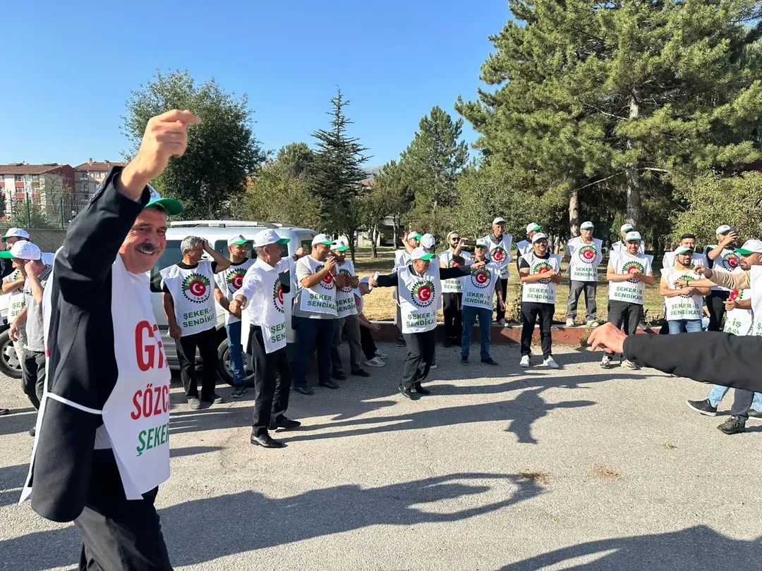 Osmanzdemi83537's tweet photo. unutmayalım: Tatlı olmanın bedeli, ezilmeye razı olmak değildir. Biz şeker gibi eririz belki ama asla yok olmayız. Çünkü biz bir damla değiliz, biz bir seliz! Kütahya Şeker İşçisi hakkını istiyor.
#Kutahyasekeriscisidireniyor https://t.co/W1AsMZPAeL