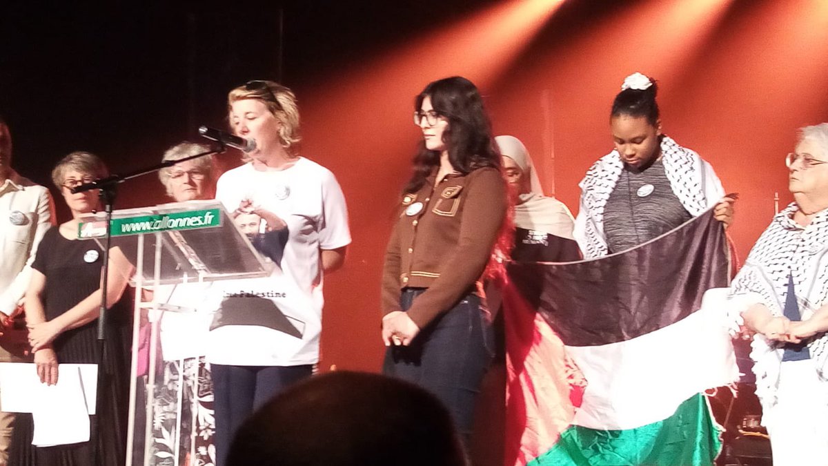 Belle 9ème édition de la soirée pour la paix <a href="/VAllonnes/">Ville d’Allonnes</a> -salle comble pour  remise prix culture de paix-Yvon Luby à l’association AKA engagée dans la solidarité avec la Palestine et le camp de New Askar ville sœur Allonnes <a href="/CoopEluesCRC/">Coopérative des Élu·e·s CRC</a> <a href="/humanite_fr/">L'Humanité</a> <a href="/benamarlemans04/">Ben Amar Youssef</a> <a href="/AlexisBraud/">Alexis Braud</a>