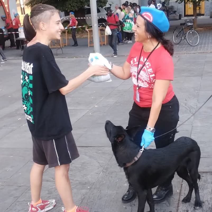 Ci prendiamo cura non solo dei senzatetto,ma anche dei loro fedeli amici a quattro zampe. Che a volte sono gli unici amici che hanno. E talvolta li accudiamo quando loro non possono farlo. Qui siamo a Parma: questa ragazza e  Tommy sono nostri amici di strada.
parma@cityangels.it