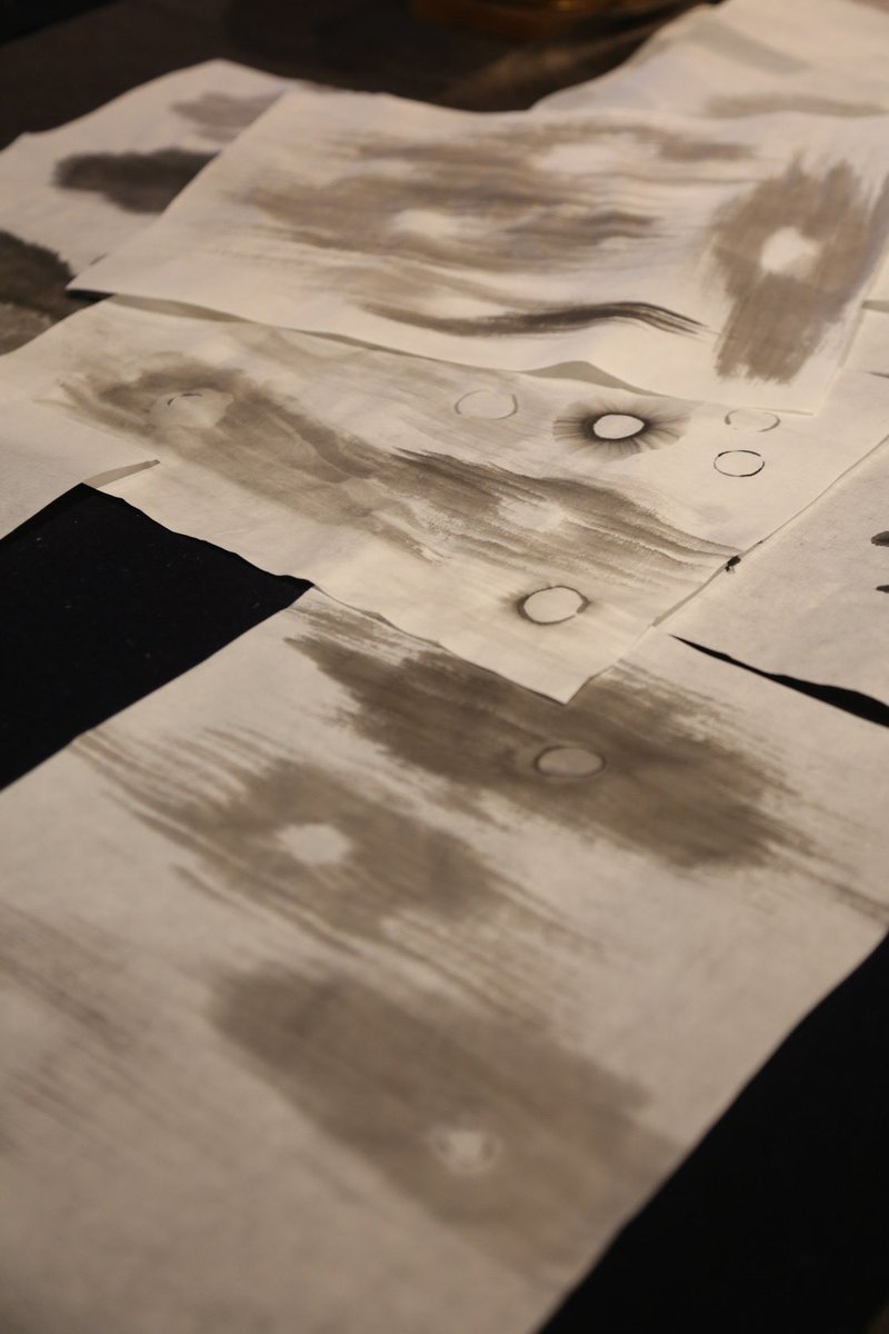 秋の水墨画体験
今月のテーマは「月」。

見える時もあれば見えない時もあるお月様。
一瞬たりともおなじ月はありません。
月をみているとどこか正直になれる気がします。
昨夜の月。あの日みた思い出の月。
心に浮かぶ月を描くひととき。

2025年9月13日(土)
15:00〜