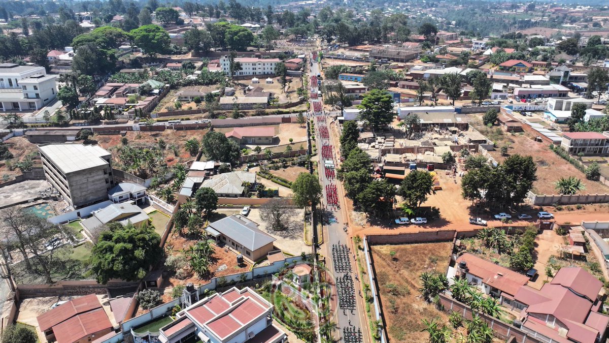 RTNBurundi's tweet image. #Burundi : Le défilé de la ligue des jeunes Imbonerakure du parti @CnddFdd se clôture avec le passage de 17 compagnies composées de 1 200 jeunes Imbonerakure âgés de 20 ans. Ces jeunes de la province #Burunga, nés en 2005, ont vu le jour pendant une période marquée par la mise en