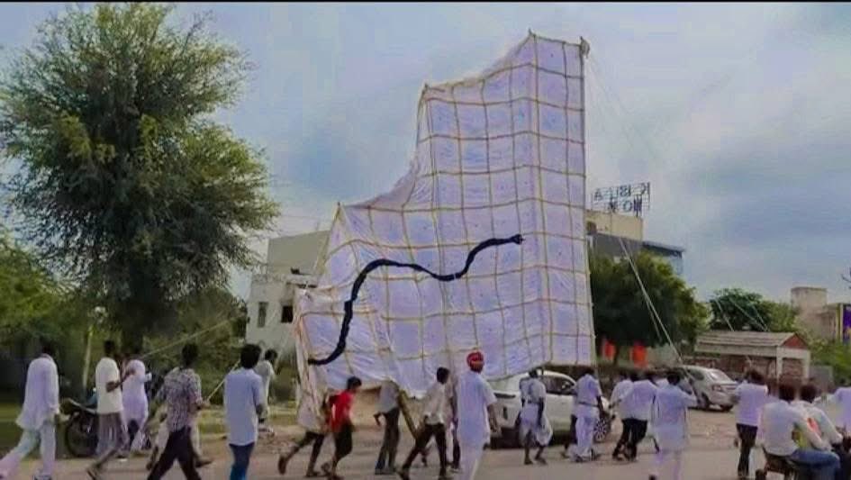 सबसे बड़ी ध्वजा 
ग्राम डेह से खरनाल पैदल यात्रियों के पास इस बार का सबसे बड़ी ध्वजा
जय श्री वीर तेजाजी 🙏