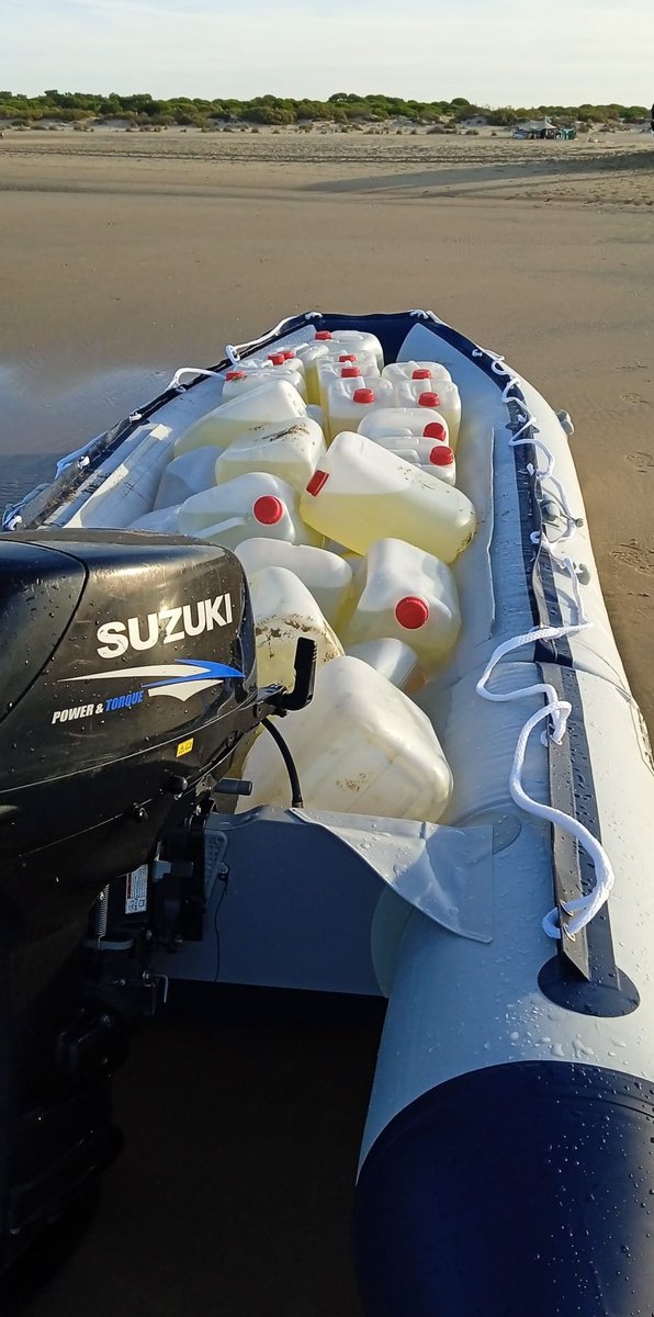 Enhorabuena a los compañeros del Puesto de Punta Umbría que ayer aprehendieron una embarcación con 29 garrafas de gasolina en El Portil👏
Sin ser #ProfesionDeRiesgoYa y #ZonaEspecialSingularidad los gc seguimos luchando sin medios humanos y materiales contra el narcotráfico!