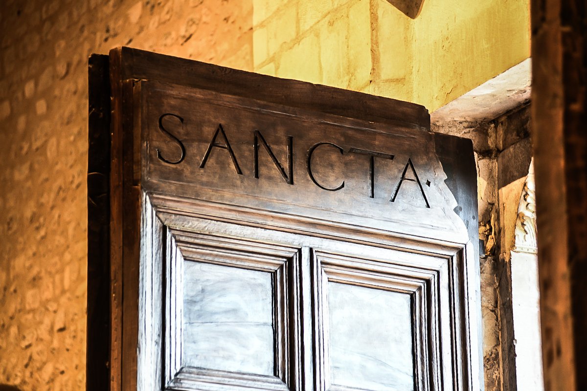 🔍 Un dettaglio della Porta Santa di Collemaggio: segno di fede e tradizione, cuore spirituale della #PerdonanzaCelestiniana2025. 

Migliaia di fedeli la attraversano per l’indulgenza plenaria.