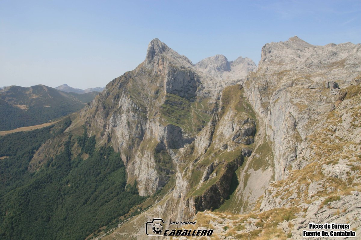 Peña Remoña con sus 2247 m. sobre el nivel del mar, constituye una enorme pared caliza destacada en los praderíos del circo glaciar de Fuente Dé. 

📷 #Jecycling
#FuenteDe #Liebana #Cantabria #España <a href="/CanonEspana/">Canon España</a>  #Canon