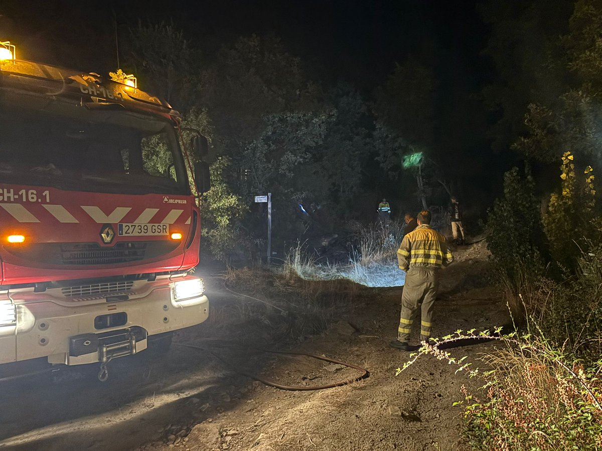 Está madrugada Incendio por debajo del camping de Hoyocasero. Ya controlado. 
Gracias a la gran rapidez de los medios de la zona.

Se repite zona peculiar, andemos con ojos <a href="/guardiacivil/">Guardia Civil</a>