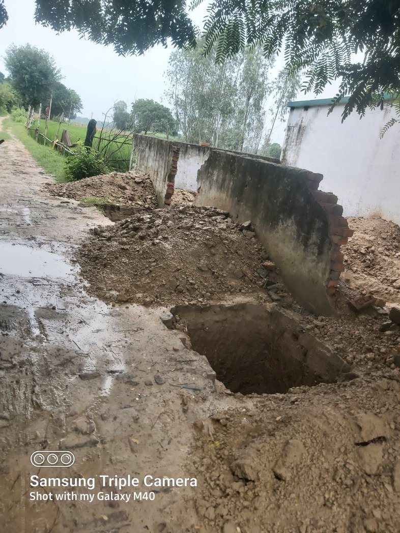 devchandra77's tweet photo. @cdoamethi
जनपद व तहसील अमेठी के विकास खंड भेटुआ के ग्राम पंचायत गुॅगवाछ के मजरे मठकनेगिर में टीकरमाफी भीमी मार्ग से निकलकर मजरे टीकरमाफी को जोड़ने वाली चकमार्ग गाटा संख्या 287 पर प्राथमिक स्कूल मठकनेगिर के बाउंड्रीवाल के बाहर गड्ढा खोदकर चकमार्ग पर अतिक्रमण किया जा रहा हैं । https://t.co/WHfCeldEHk