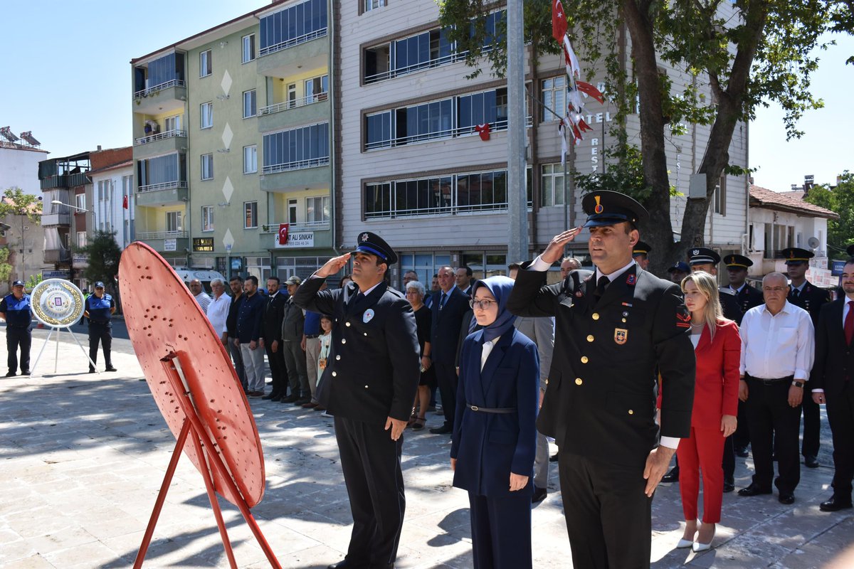 Kaymakam Vekilimiz Sn. Sümeyye Senanur AYKAÇ makamında 30 Ağustos Zafer Bayramı kutlama tebriklerini kabul etti. 

Akabinde Sayın Kaymakamımız ve ilçe protokolünün katılımıyla 30 Agustos Zafer Bayramı münasebetiyle çelenk sunma töreni icra edildi.