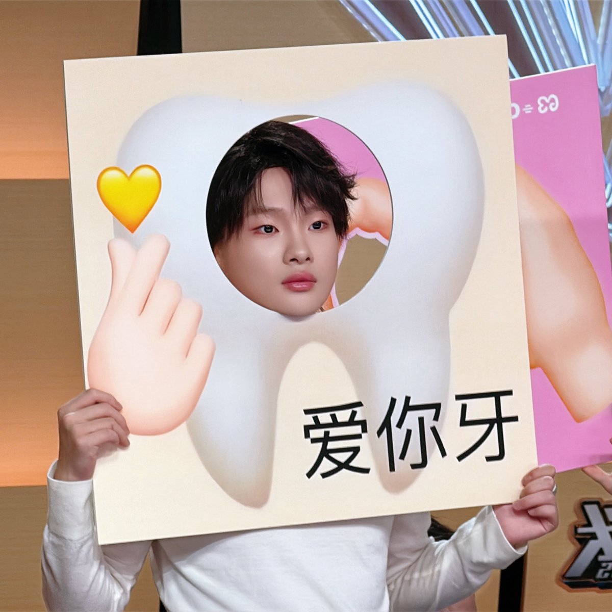 Vinzhoudiary's tweet photo. [29.08.2025] V__V_V Weibo Update

#ZhouzhennanxHit2025 🙋‍♂️การสาธิตที่คุณสมบัติไม่ผ่าน ได้แก่… โจวเจิ้นหนานที่ยังไม่ได้โชว์ฟันน่ารักๆเลย แนะนำให้ถ่ายใหม่ด่วน แต่ฉันไม่กล้าพูดออกไป 🙊

#Hit2025
#打歌2025
#ZhouZhennan
#โจวเจิ้นหนาน
#周震南 https://t.co/ZRXfVERnd1