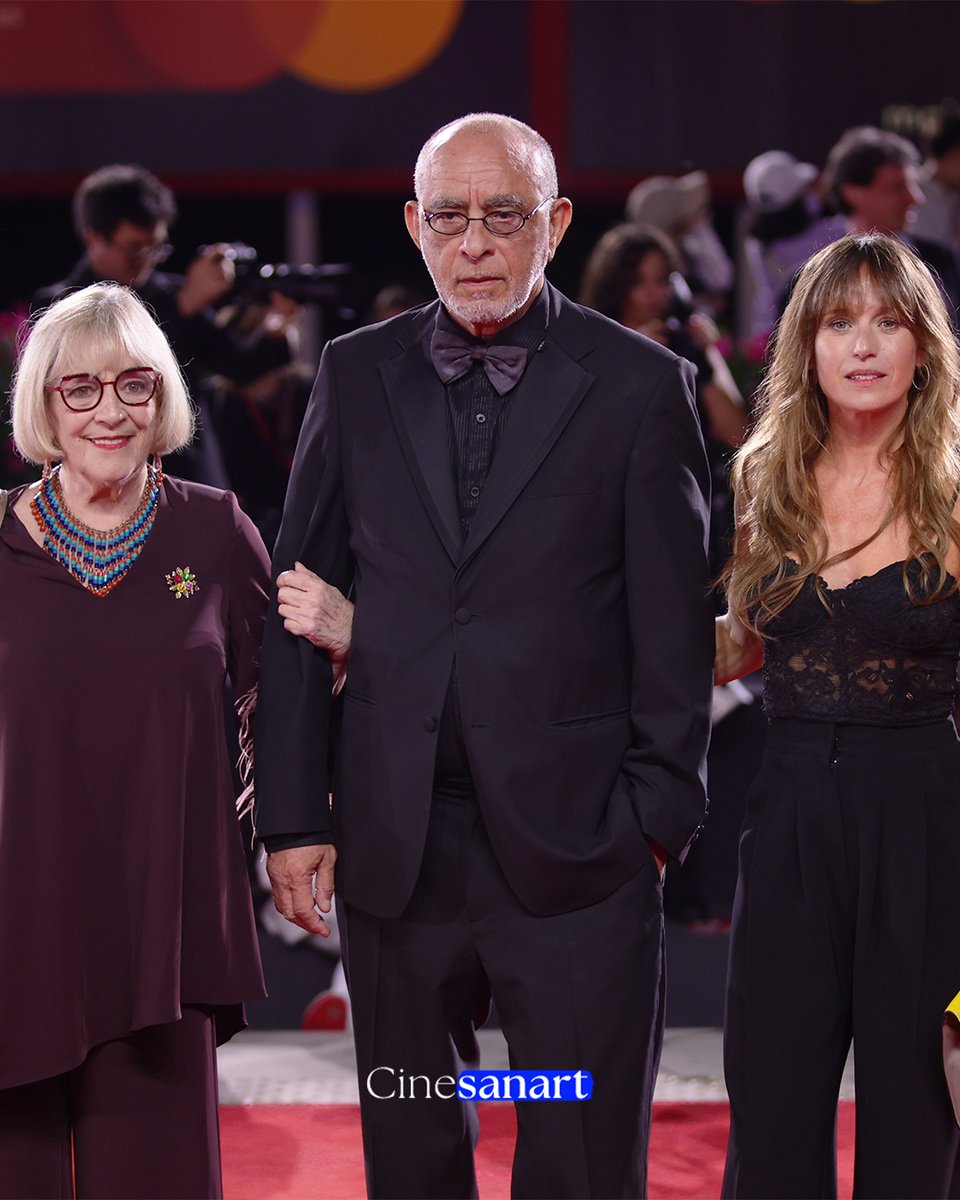 🎬 İtalya’da bu yıl 82’ncisi düzenlenen Venedik Film Festivali’nde “Eojjeol suga eopda (No Other Choice)” filminin kırmızı halısında Faslı yönetmen Maryam Touzani ve yapımcı Nabil Ayouch, Filistin’e destek için “Gazze’de soykırımı durdurun” yazılı kart taşıdı. ✊🇵🇸