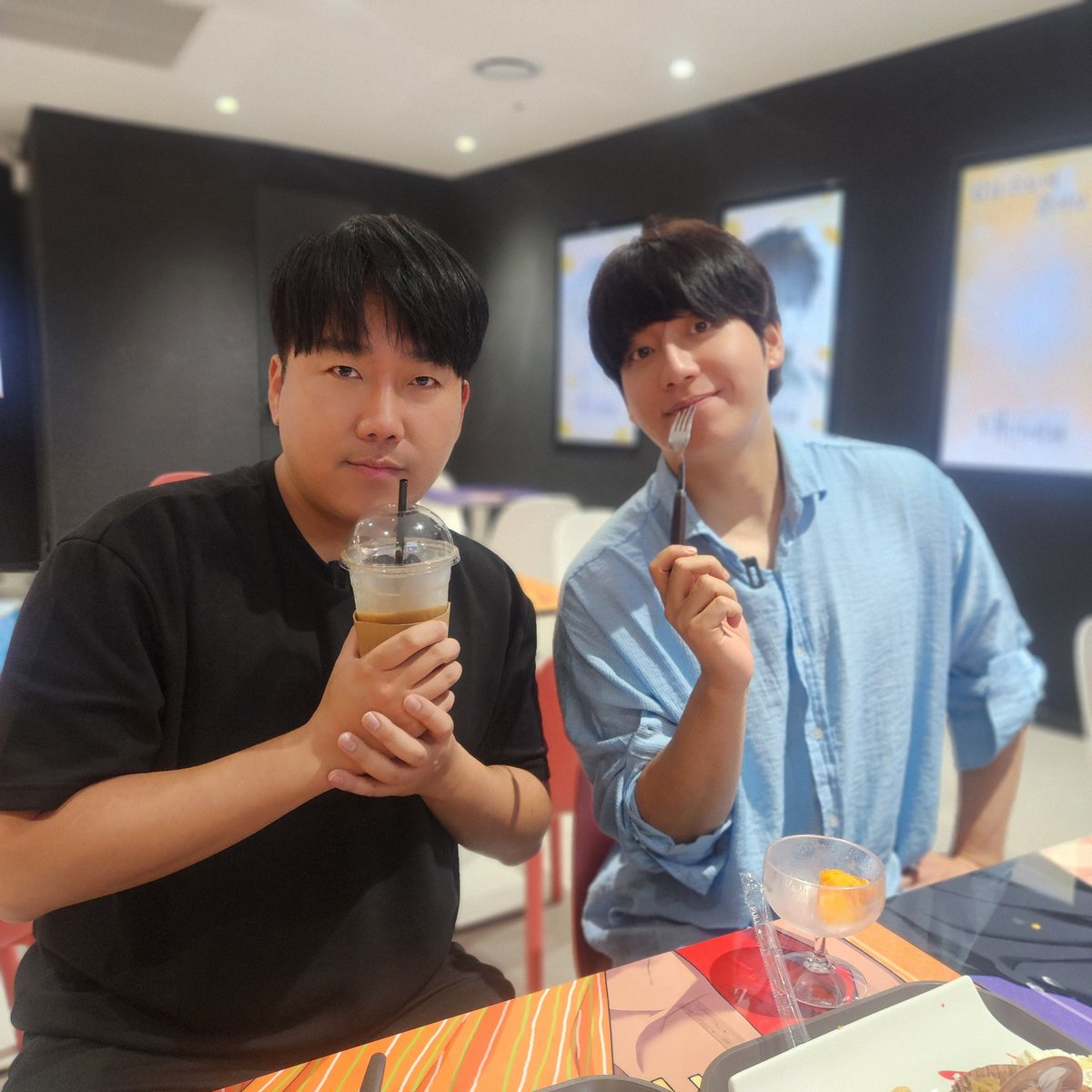 현수랑 대인배전 놀러왔어요
이따가 라방도 하려구용
도선포&amp;피은율의 만남^^♡

<a href="/ukaehage/">성우 최현수</a> 
<a href="/_peoplethegreat/">허잇차! 세자님</a>