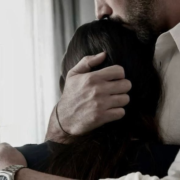 „Ojciec trzymał w dłoniach opakowanie z kolorowymi 𝑏𝑒𝑧𝑎𝑚𝑖, a w dodatku rzucił mi spojrzenie, które zdradzało mi, że bez względu na to, jak bardzo popularna się stanę, zawsze będę jego dzieckiem. Nie gwiazdą popu. Nie plakatem. Nie statystyką sprzedaży.”
☔️💜
#PurpleRain