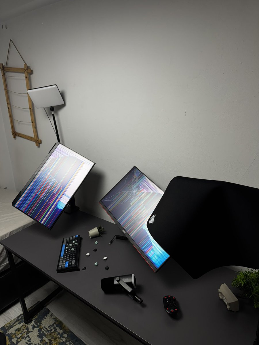 fleyztech's tweet image. broken #laptopsetup