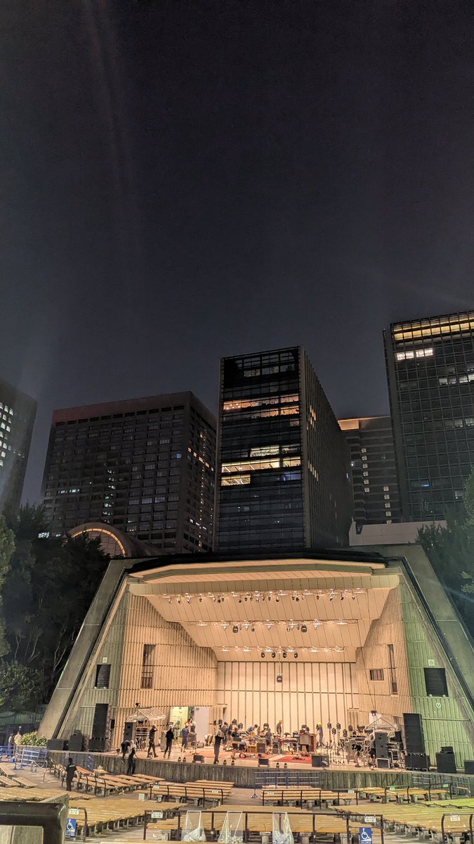DHShinobu's tweet image. 20250830 GRAPEVINE@日比谷野外音楽堂
たぶん改修前最後のバイン野音
もう最高すぎて何も言う事なし！
途中夕暮れの空を横切る飛行機とビルの谷間に見える月と、最高の音を奏でるバインとで至福の時間が流れてた。
＃GRAPEVINE