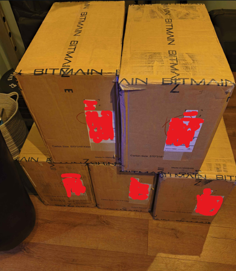 Titans_Depin's tweet photo. 🚨 Titans Mining Update 🚨

1⃣First 5/35 Antminer S21 XP Hydros (473TH) have landed at our Washington facility.

2⃣Hashing to begin ASAP.

3⃣Another 30 miners are arriving next month at Bertha.

4⃣🤝New partner secured → fast delivery + competitive pricing.

5⃣With all miners online, $TITAN staking APR is estimated around 20%.📈

We are scaling rapidly.