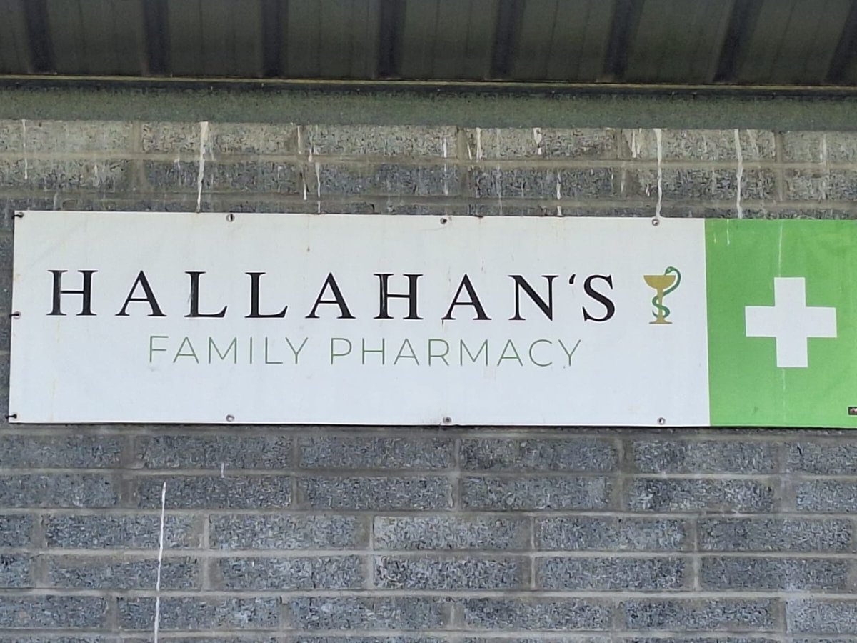 Míle buíochas do na comhlachtaí aitiúla a thug urraíocht do CLG na Rinne don cluiche mór

Bhí bronnadh tar éis an traenáil deireannach. Sa phictiúr tá an bainistíocht agus an bpainéal sásta ceart agus iad ag fáilt an treallamh nua ó na hurraithe.