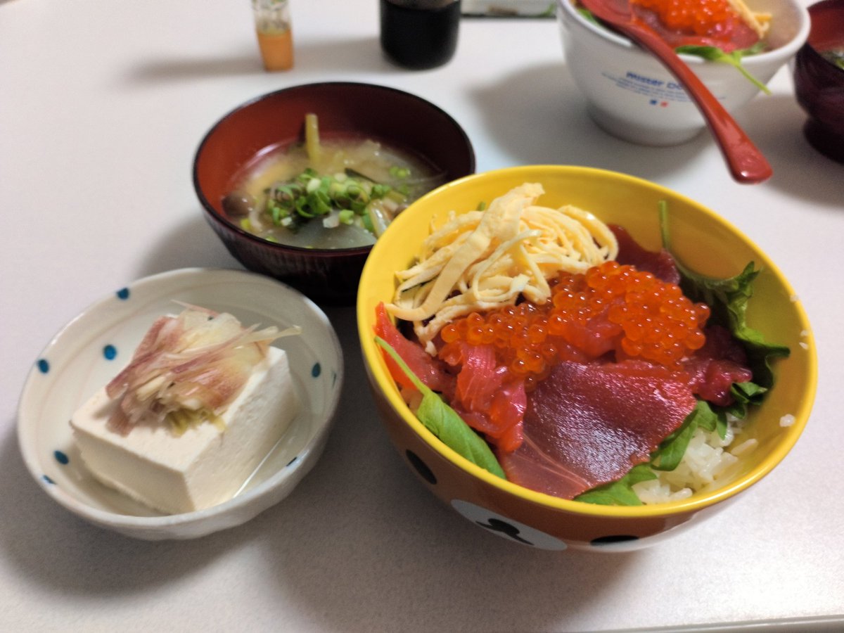 マグロ切り落としとイクラ丼、です。ハチはレンジで錦糸卵作る術を会得しました。