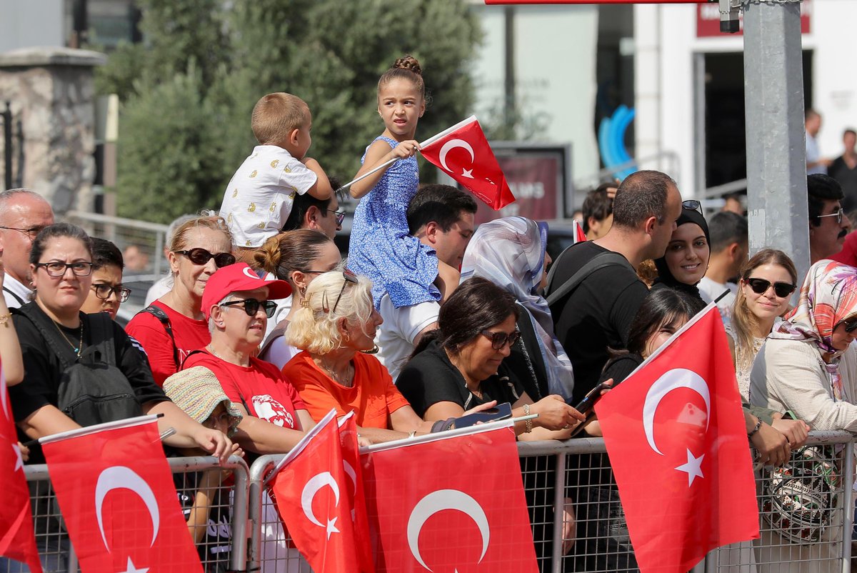 Büyük zaferimizin 103. yıl dönümünde, Vatan Caddesi’nde düzenlenen resmi geçit törenindeydik.

Gazi Mustafa Kemal Atatürk ve vatan uğruna canını feda eden tüm şehitlerimizin aziz hatıralarının önünde saygıyla durduk.

30 Ağustos Zafer Bayramı'mız kutlu olsun! 🇹🇷