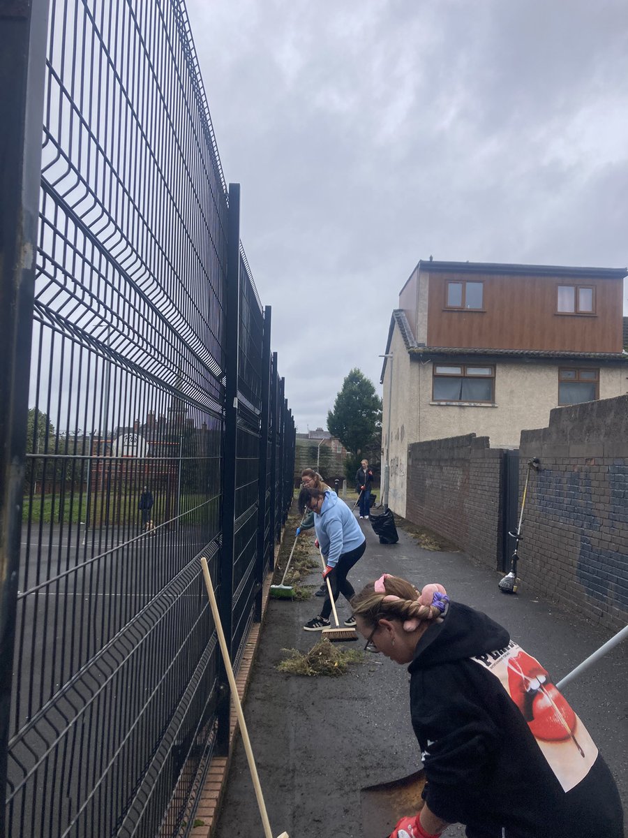 artilleryyc's tweet image. Local parents started their own project this morning in the paths and streets around the area. We were happy to help with tools but got roped into giving them a hand 😕Brilliant to see this clean up stuff catching on…
