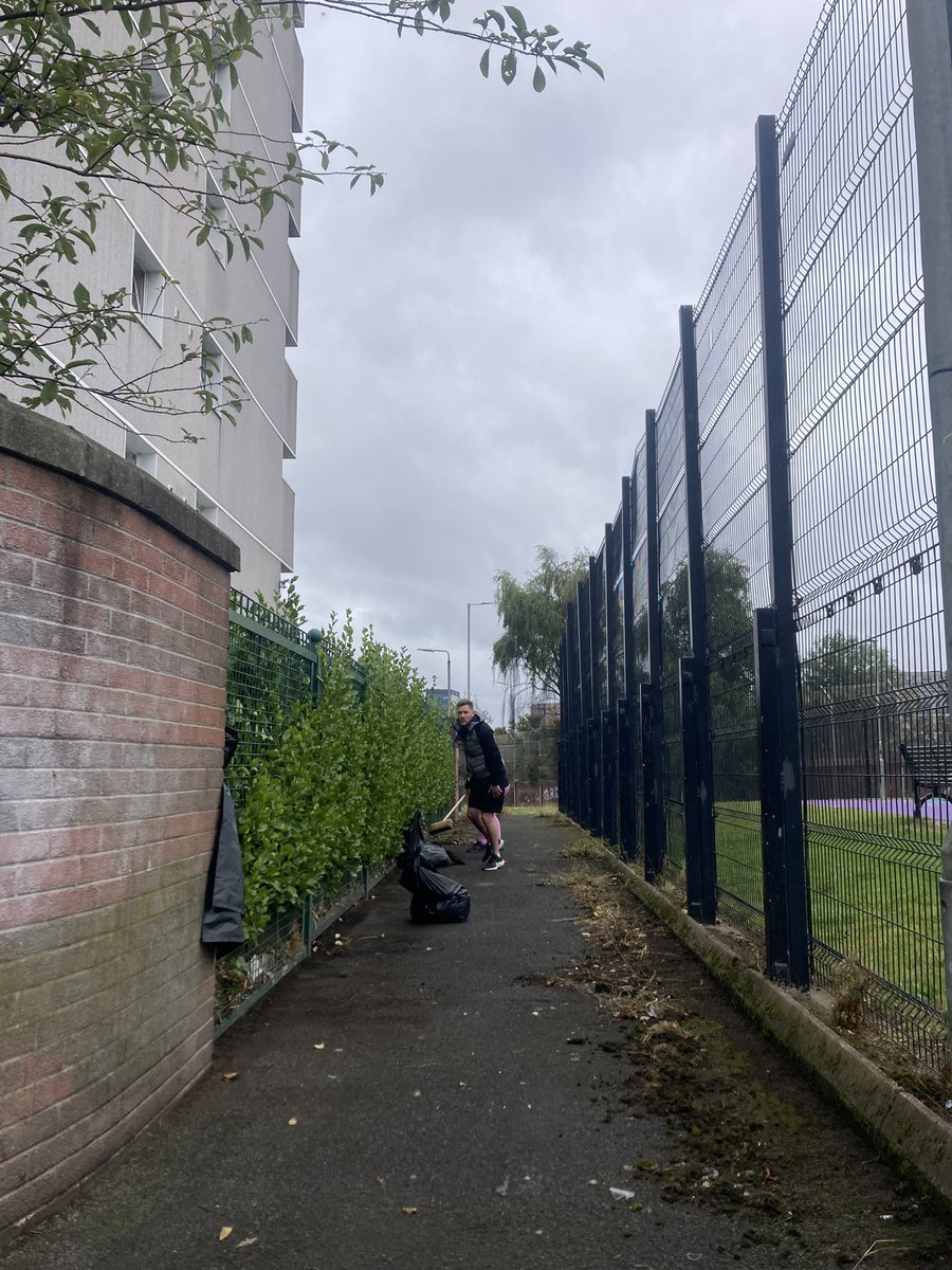 artilleryyc's tweet image. Local parents started their own project this morning in the paths and streets around the area. We were happy to help with tools but got roped into giving them a hand 😕Brilliant to see this clean up stuff catching on…