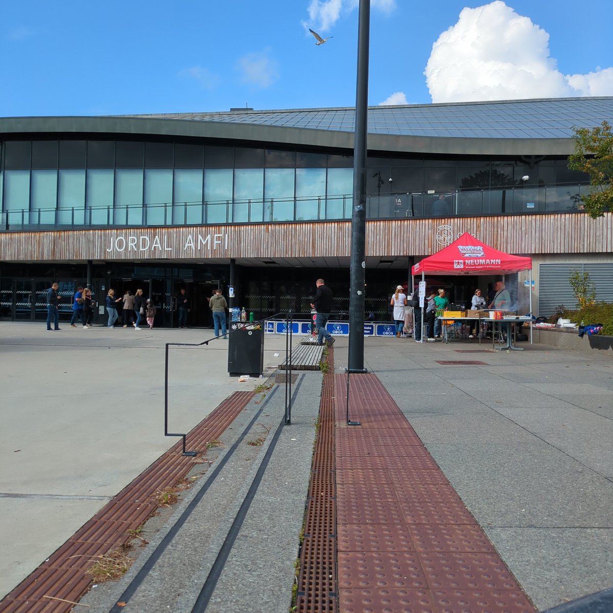 Billetter kan hentes i trappa ved hovedinngangen/grillen på utsiden av Jordal de neste to timene