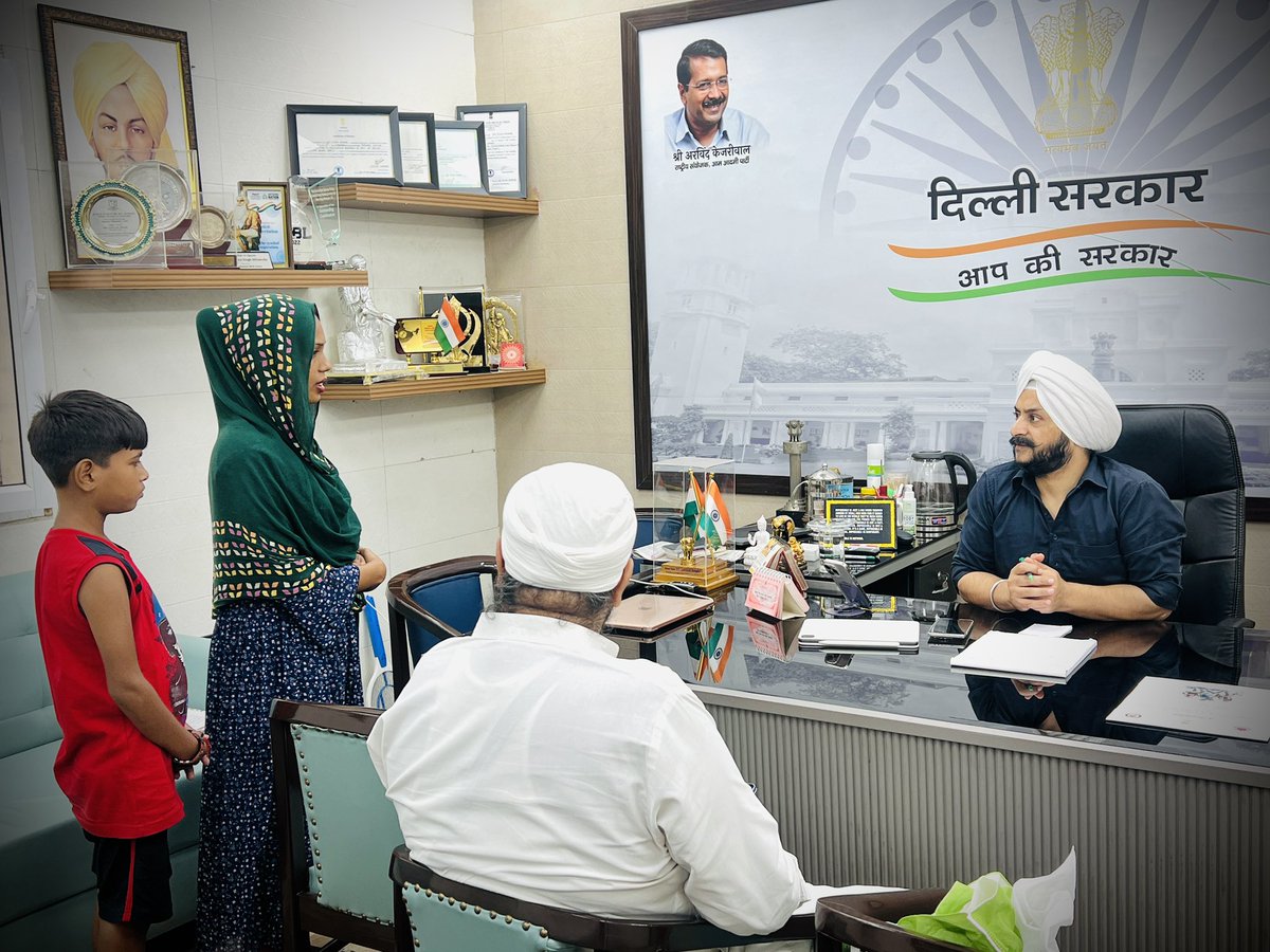 Jarnail Singh (@jarnailsinghaap) on Twitter photo рдЖрдкрдХреА рд╕реЗрд╡рд╛, рдореЗрд░рд╛ рд╕реМрднрд╛рдЧреНрдп
рдЖрдЬ рдлрд┐рд░ рд╡рд┐рдзрд╛рдпрдХ рдХрд╛рд░реНрдпрд╛рд▓рдп рдореЗрдВ рд▓реЛрдЧреЛрдВ рд╕реЗ рдорд┐рд▓рдХрд░ рдЙрдирдХреА рд╕рдорд╕реНрдпрд╛рдПрдВ рд╕реБрдиреАрдВ, рдХрд╛рдореЛрдВ рдХреА рдЬрд╛рдирдХрд╛рд░реА рд▓реА рдФрд░ рдЙрдиреНрд╣реЗрдВ рд╣рд▓ рдХрд░рдиреЗ рдХрд╛ рд╣рд░рд╕рдВрднрд╡ рдкреНрд░рдпрд╛рд╕ рдХрд┐рдпрд╛ред
рдЖрдк рдХрд╛ рднрд░реЛрд╕рд╛ рдФрд░ рдЖрд╢реАрд░реНрд╡рд╛рдж рд╣реА рдореЗрд░реА рд╕рдмрд╕реЗ рдмрдбрд╝реА рддрд╛рдХрдд рд╣реИред
рдЖрдкрдХреА рд╕реЗрд╡рд╛ рдореЗрдВ рд╕рджреИрд╡ рд╕рдорд░реНрдкрд┐рдд
рдЖрдкрдХрд╛ рдЕрдкрдирд╛
рдЬрд░рдиреИрд▓ рд╕рд┐рдВрд╣,
рд╡рд┐рдзрд╛рдпрдХ рддрд┐рд▓рдХ рдирдЧрд░ рд╡рд┐рдзрд╛рдирд╕рднрд╛ рдЖрдкрдХреА рд╕реЗрд╡рд╛, рдореЗрд░рд╛ рд╕реМрднрд╛рдЧреНрдп
рдЖрдЬ рдлрд┐рд░ рд╡рд┐рдзрд╛рдпрдХ рдХрд╛рд░реНрдпрд╛рд▓рдп рдореЗрдВ рд▓реЛрдЧреЛрдВ рд╕реЗ рдорд┐рд▓рдХрд░ рдЙрдирдХреА рд╕рдорд╕реНрдпрд╛рдПрдВ рд╕реБрдиреАрдВ, рдХрд╛рдореЛрдВ рдХреА рдЬрд╛рдирдХрд╛рд░реА рд▓реА рдФрд░ рдЙрдиреНрд╣реЗрдВ рд╣рд▓ рдХрд░рдиреЗ рдХрд╛ рд╣рд░рд╕рдВрднрд╡ рдкреНрд░рдпрд╛рд╕ рдХрд┐рдпрд╛ред
рдЖрдк рдХрд╛ рднрд░реЛрд╕рд╛ рдФрд░ рдЖрд╢реАрд░реНрд╡рд╛рдж рд╣реА рдореЗрд░реА рд╕рдмрд╕реЗ рдмрдбрд╝реА рддрд╛рдХрдд рд╣реИред
рдЖрдкрдХреА рд╕реЗрд╡рд╛ рдореЗрдВ рд╕рджреИрд╡ рд╕рдорд░реНрдкрд┐рдд
рдЖрдкрдХрд╛ рдЕрдкрдирд╛
рдЬрд░рдиреИрд▓ рд╕рд┐рдВрд╣,
рд╡рд┐рдзрд╛рдпрдХ рддрд┐рд▓рдХ рдирдЧрд░ рд╡рд┐рдзрд╛рдирд╕рднрд╛