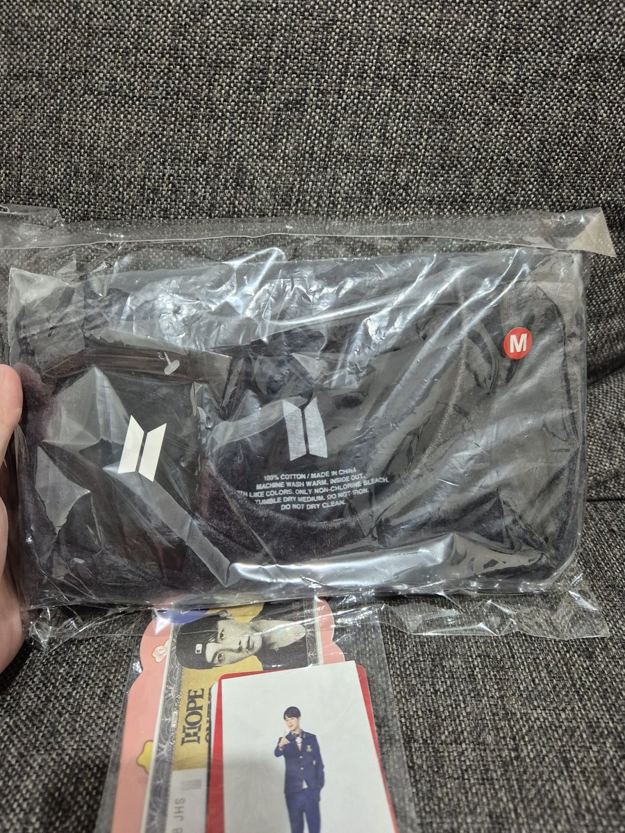 elixirjimin's tweet image. 💌 @camsaranghae 

Waaaah finally my totga con shirt arrived! Galing bangkok nga lang hahaha im very sorry for the late feedback po 🥹 thank you for the pasabuy and sa freebies 🫶🏽

#TYcams