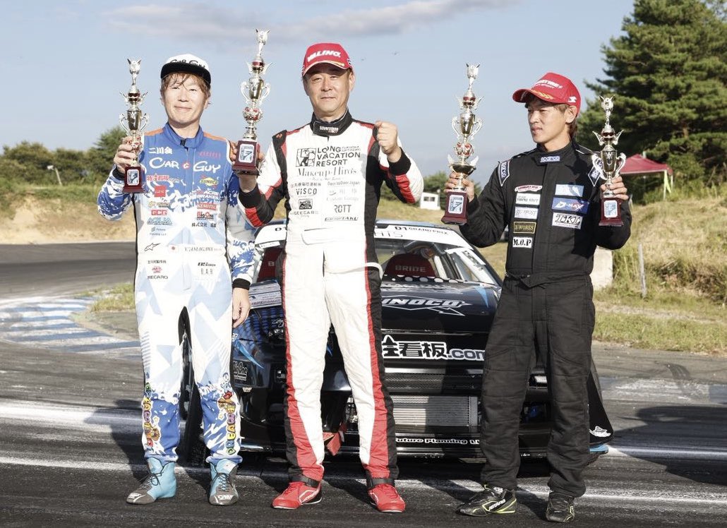 雨も降らず
めちゃ暑くもならず
無事ライツエビスRd.5
終了❗️
優勝は古賀選手
2位に玉川選手
3位に柳選手となりました
単走優勝は
柳選手今季3回目
これで単走シリーズブッチ
全体シリーズランキングは
8位に入りました最上選手がなんとかトップキープ❗️
さぁ明日日曜日Rd.6
どうなるのでしようか？